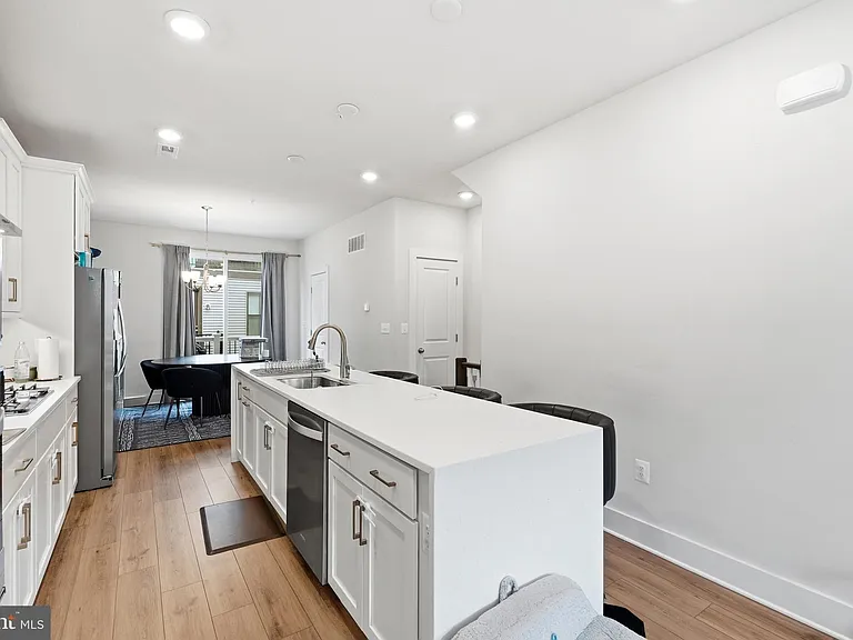 153 Locke St — Photo 14
