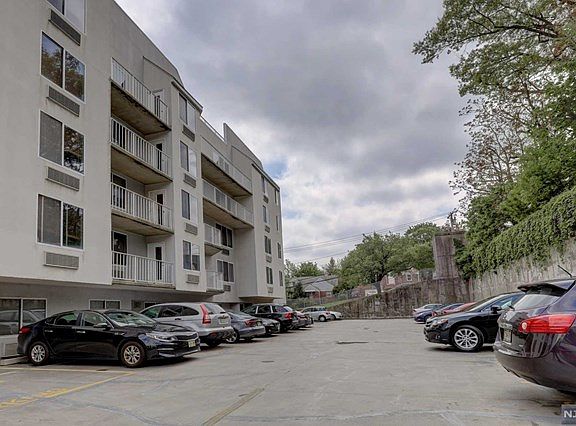 3rd image of 115 Polifly Rd APT 4B