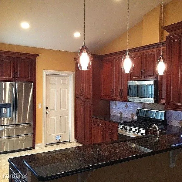 533 Lasalle Ln photo 1