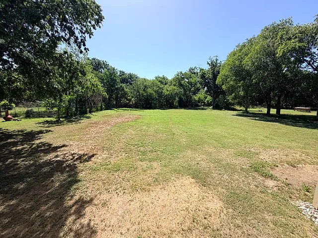1906 Pecan St — Photo 13