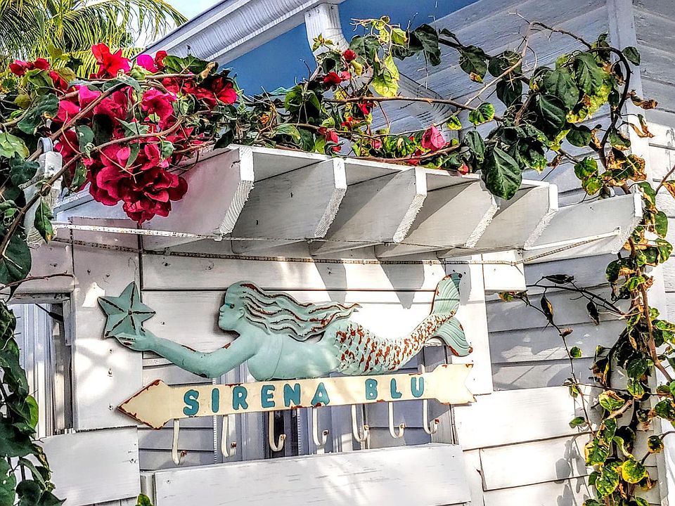 Sirena Blu (Blue Mermaid) is the name of the property.