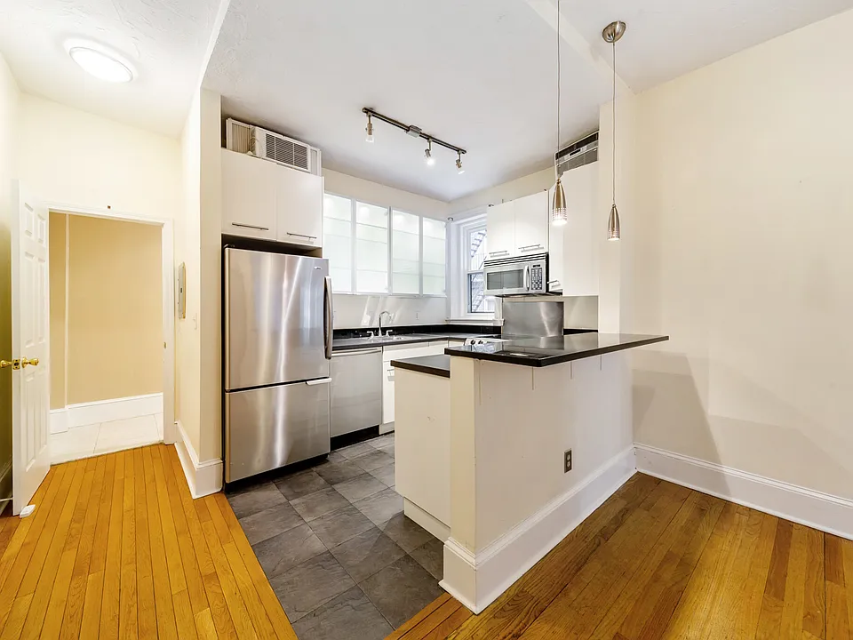 137 Peterborough St #2