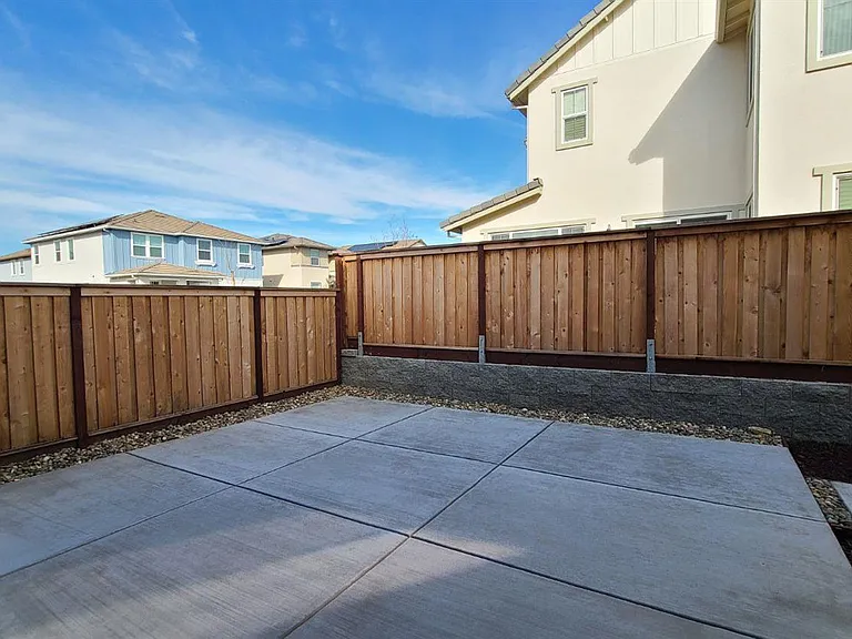 2402 Indigo Dr — Photo 14