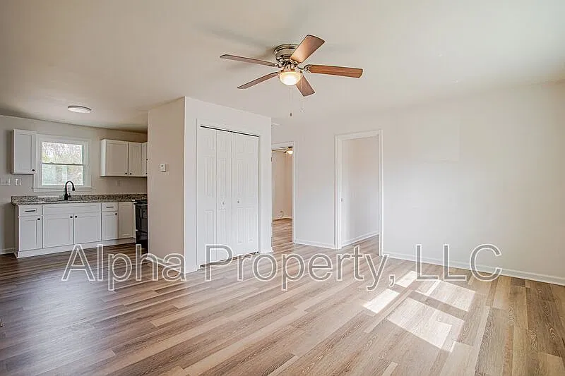 2 bed, 1.0 bath, 775 sqft, $999 — Photo 4