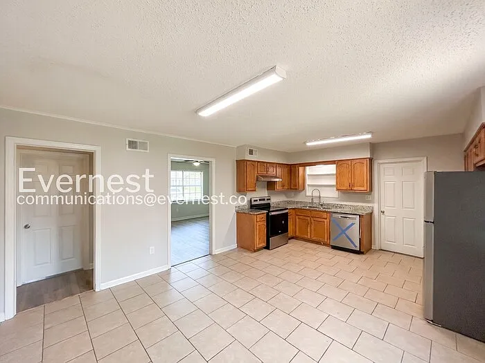 2372 Ashland Dr — Photo 2