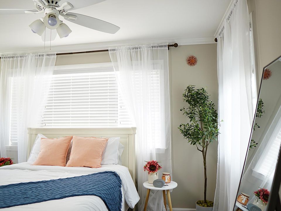 Main bedroom with Queen bed