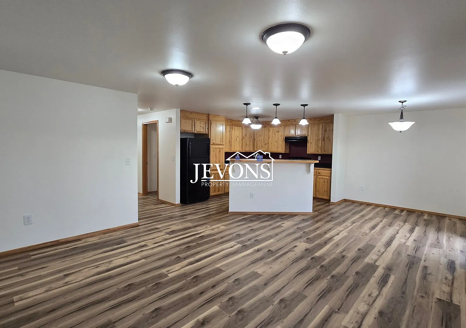 Spacious 3-Bed, 2-Bath Home in Yakima with Fenced Yard and 2-Car Garage — Photo 4