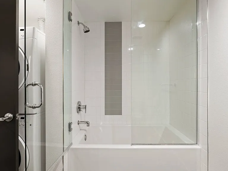 Bathroom with Shower Bath with Glass Door