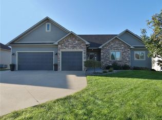 1009 Meadow Crest Dr, Pella, IA 50219