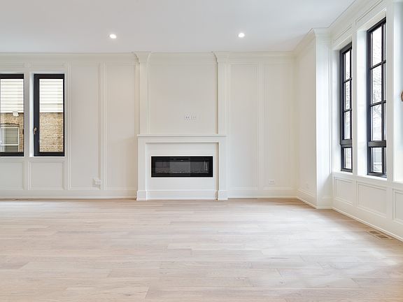 3rd image of 2540 W Berteau Ave