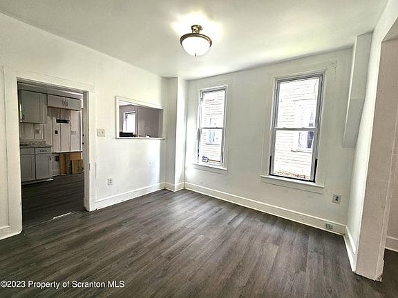 5th image of 907 Green Ridge St #1