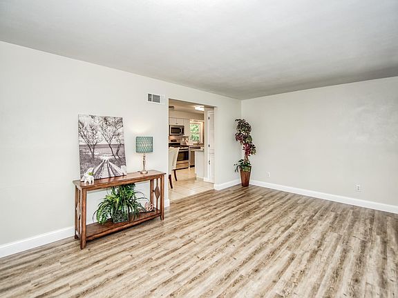 5th image of 320 W Saint Anthony Ln