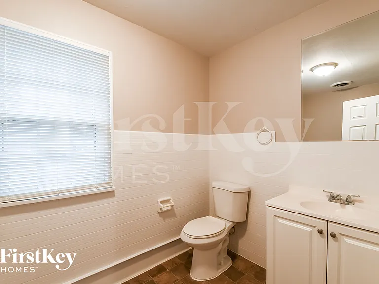 9846 Rivermont Dr — Photo 13