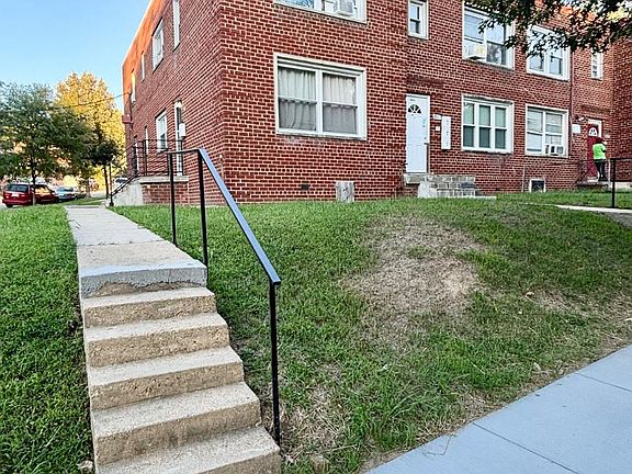 2nd image of 400 Chaplin St SE