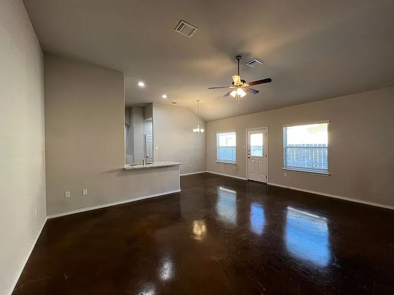 1102 Renee Way — Photo 9