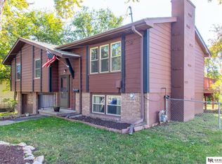 703 Cedardale Rd, Papillion, NE 68046