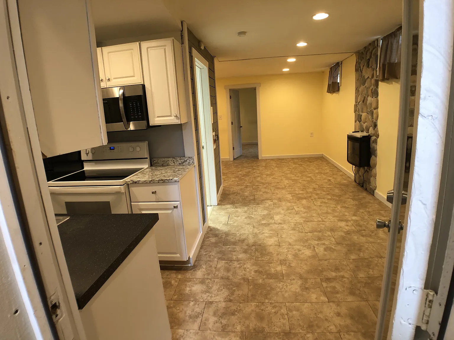 Available July 1st - 1 Bed/1 Bath Triplex in Prior Lake — Photo 3