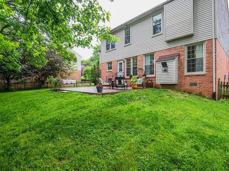 511 Prince Of Wales Ct — Photo 26