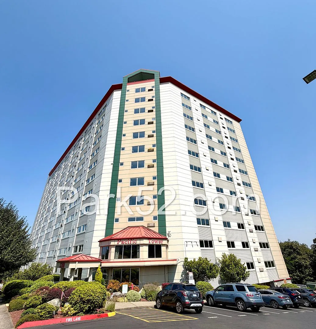Beautiful 2 Bedroom Condo in Downtown Tacoma With Separate Garage & Amenities! — Photo 2