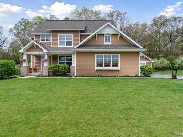 8378 Meadow Creek Ln, Pinckney, MI 48169