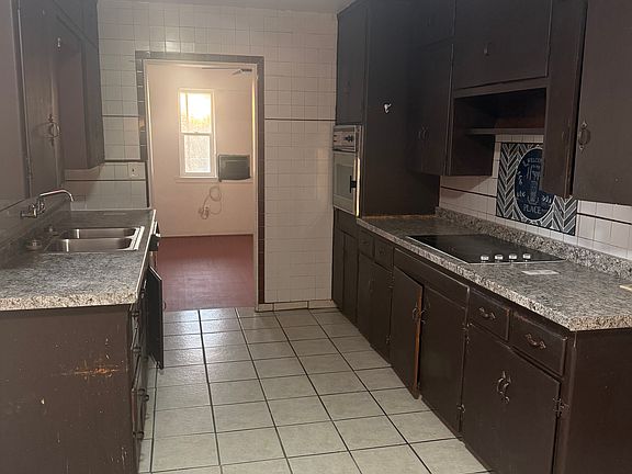 5th image of 1808 N Dickenson Ave