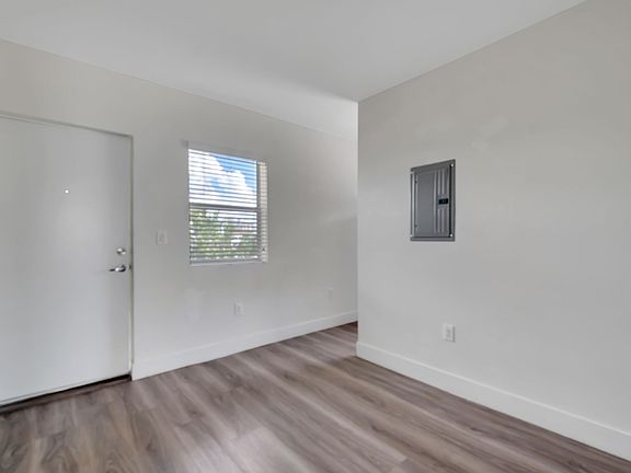 4th image of 1710 NW 1st Ct APT 17