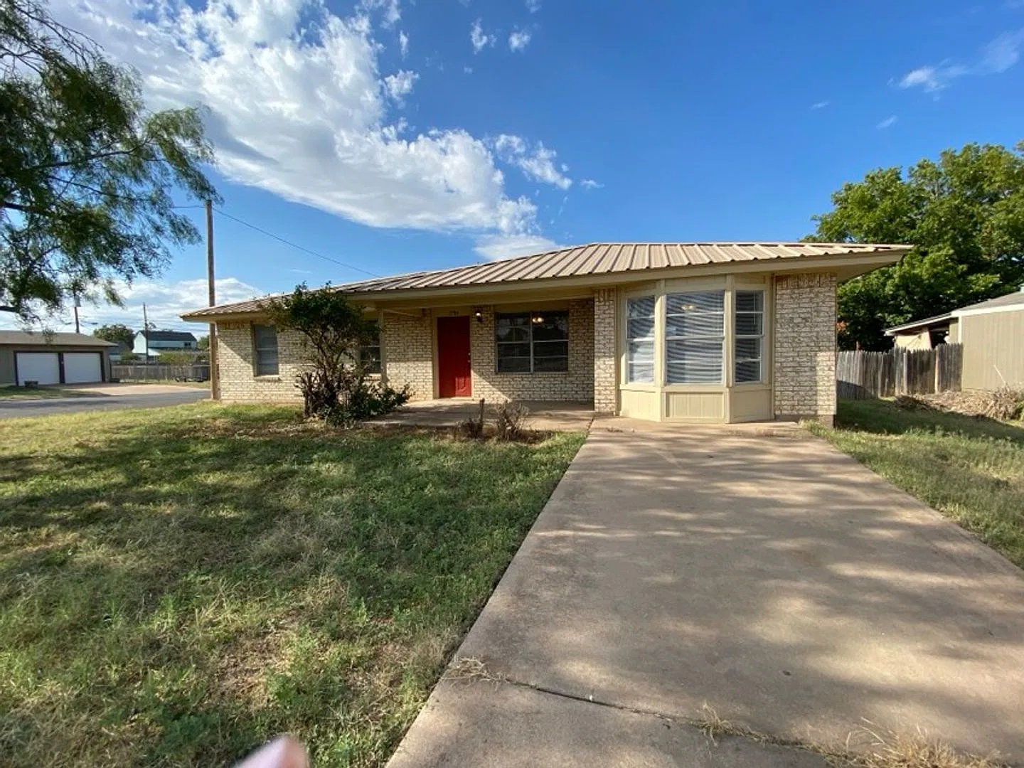 Newly Updated House! Spacious 4 Bedroom 2 Bath Home! — Photo 2