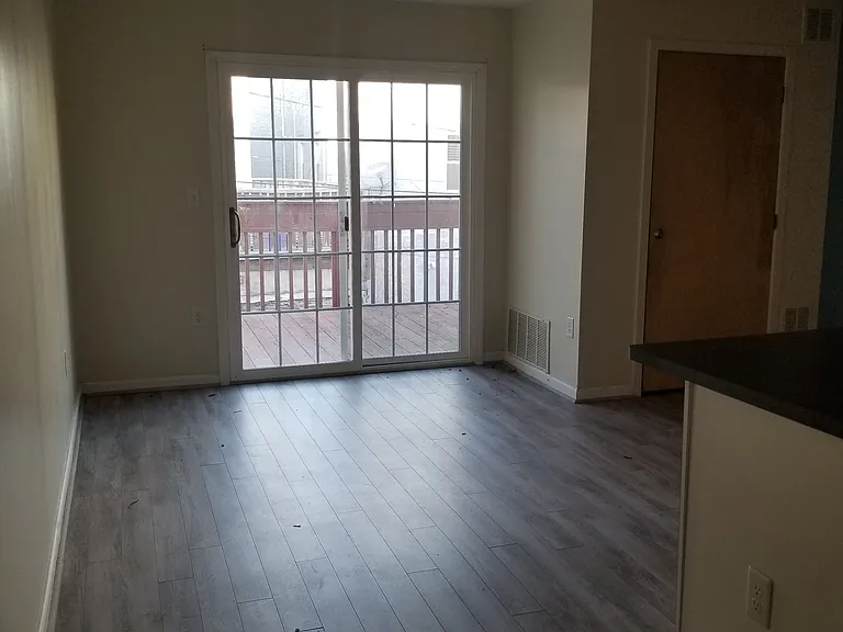 1109 Green St #11 — Photo 5