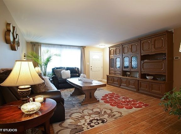 3rd image of 812 Stamford Ct