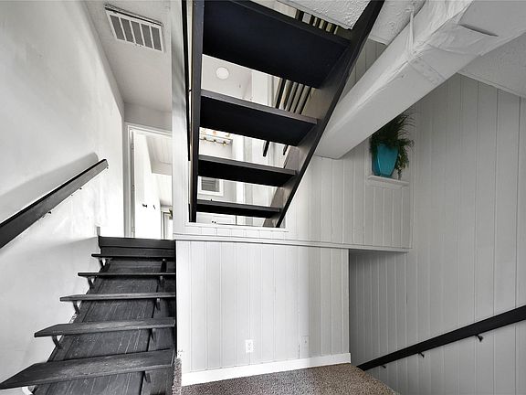 5th image of 28 Lakeway St