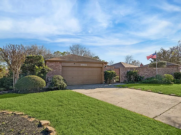 6803 Enns Ln — Photo 2