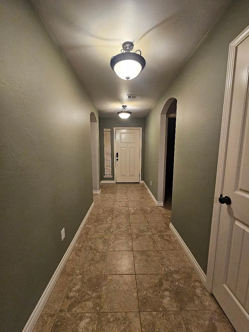 4 bed, 1720 sqft, $2,100 — Photo 4