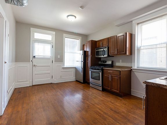 3rd image of 2848 W Barry Ave Floor 1