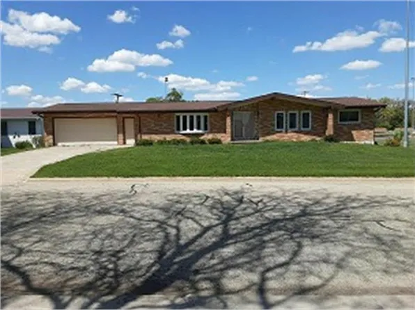 304 3rd St NE, Worthington, IA 52078