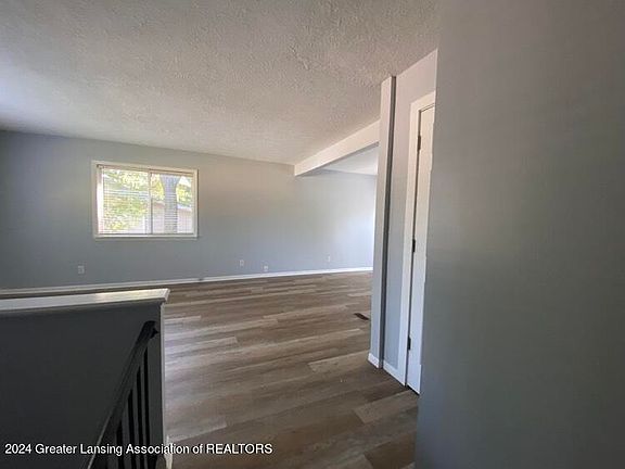 4th image of 419 W Race St