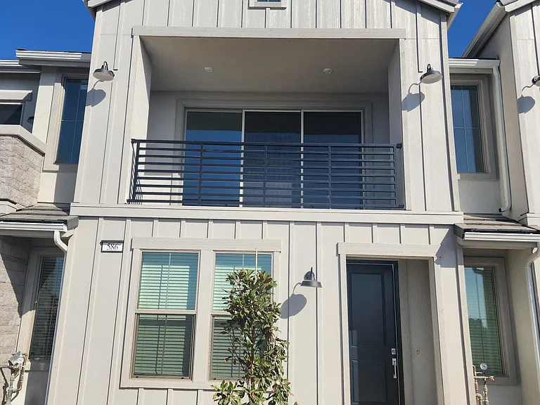 586 W Mahogany Ln — Photo 2