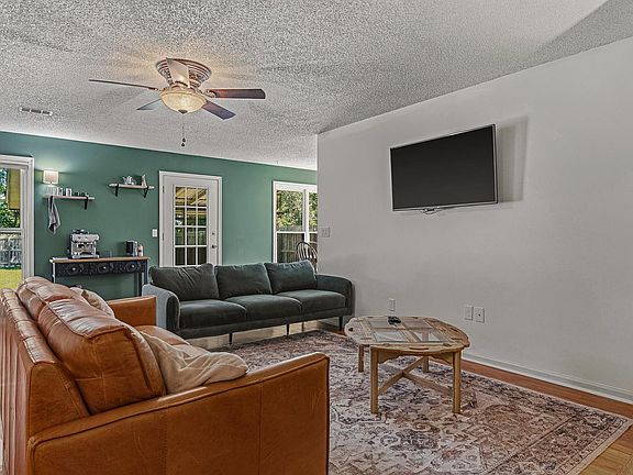 3rd image of 1302 Medallion Cir