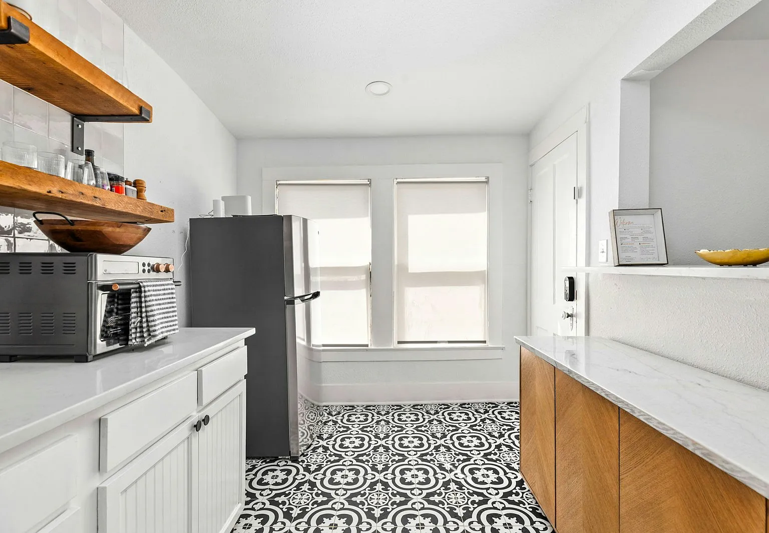 110 E Craig Pl — Photo 2