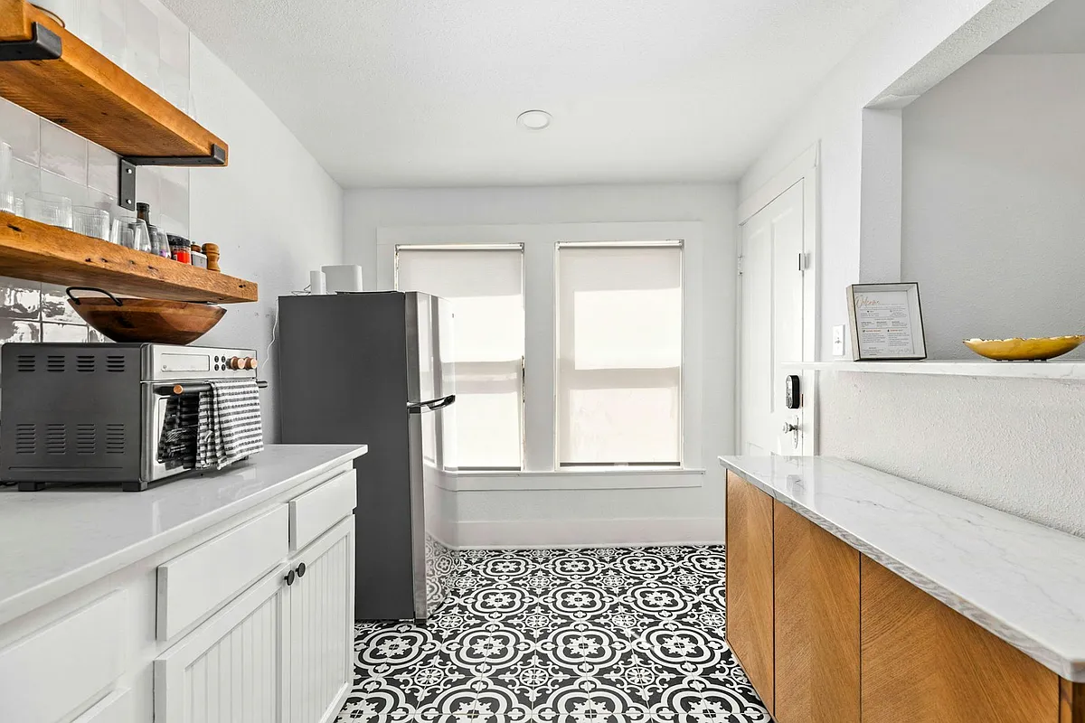 Building Photo - 110 E Craig Pl #1