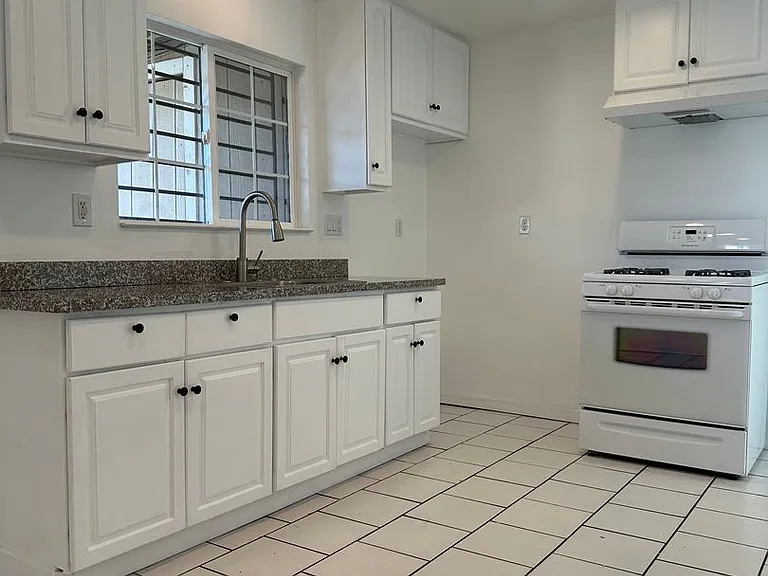 908 Glenn Ave — Photo 1