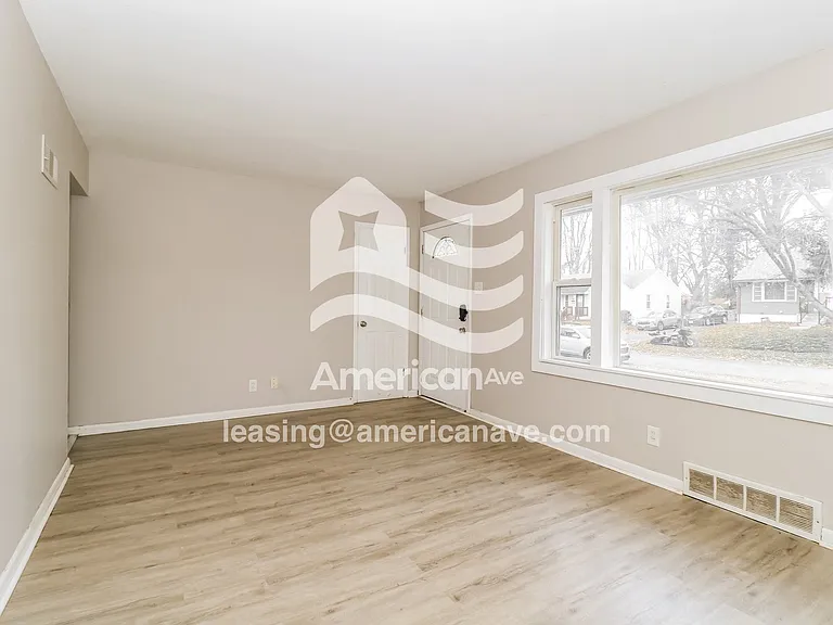 699566_004_living_room_4.jpg