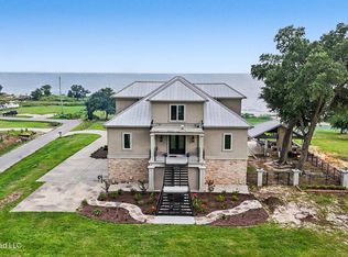 1816 Seashore Ave, Ocean Springs, MS 39564