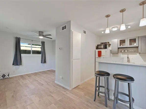 1111 W 10th St APT 204, Austin, TX 78703