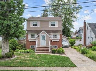 662 Bermuda Rd, West Babylon, NY 11704