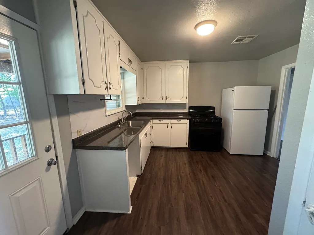 Charming 3-Bed House with Deck & Fenced Yard — Photo 3