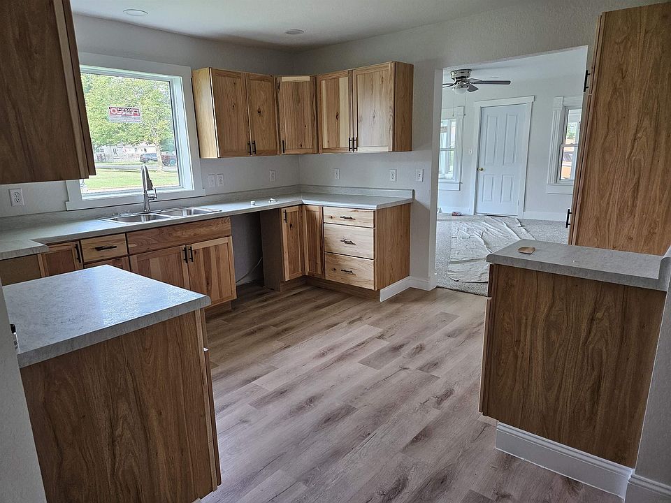 2nd image of 302 Douglas St