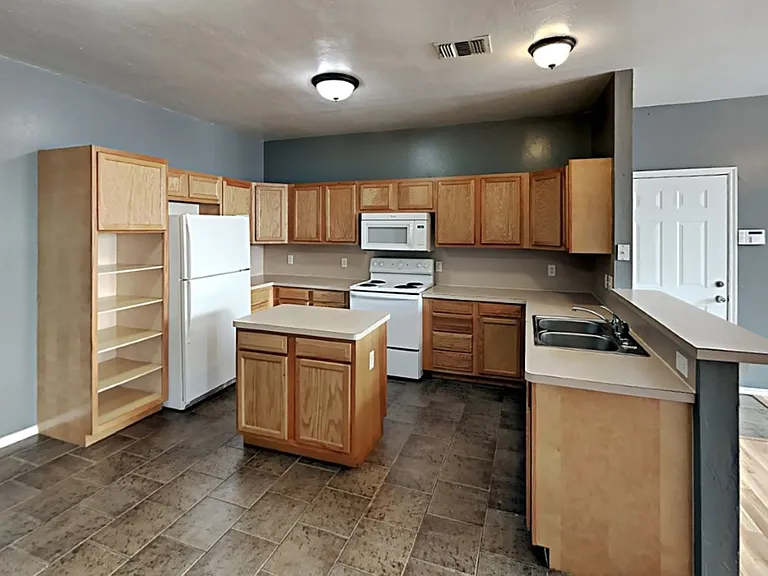 1713 W Palm Pl — Photo 4