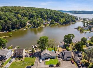 18 Lorettacong Dr, Lake Hopatcong, NJ 07849