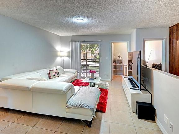 3rd image of 304 Gardens Dr APT 204