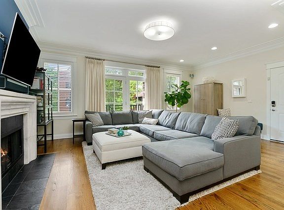 3rd image of 902 W Diversey Pkwy APT 2